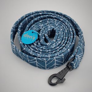 Pasji povodec Nordic Blue z belim geometrijskim vzorcem na modri podlagi